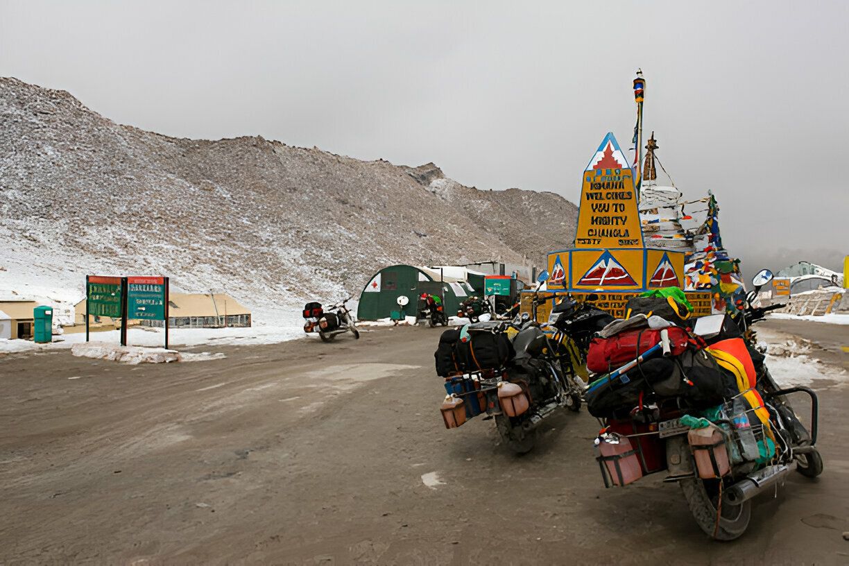 Best Places to Stay in Ladakh for Bikers: Hotels, Camps, and More